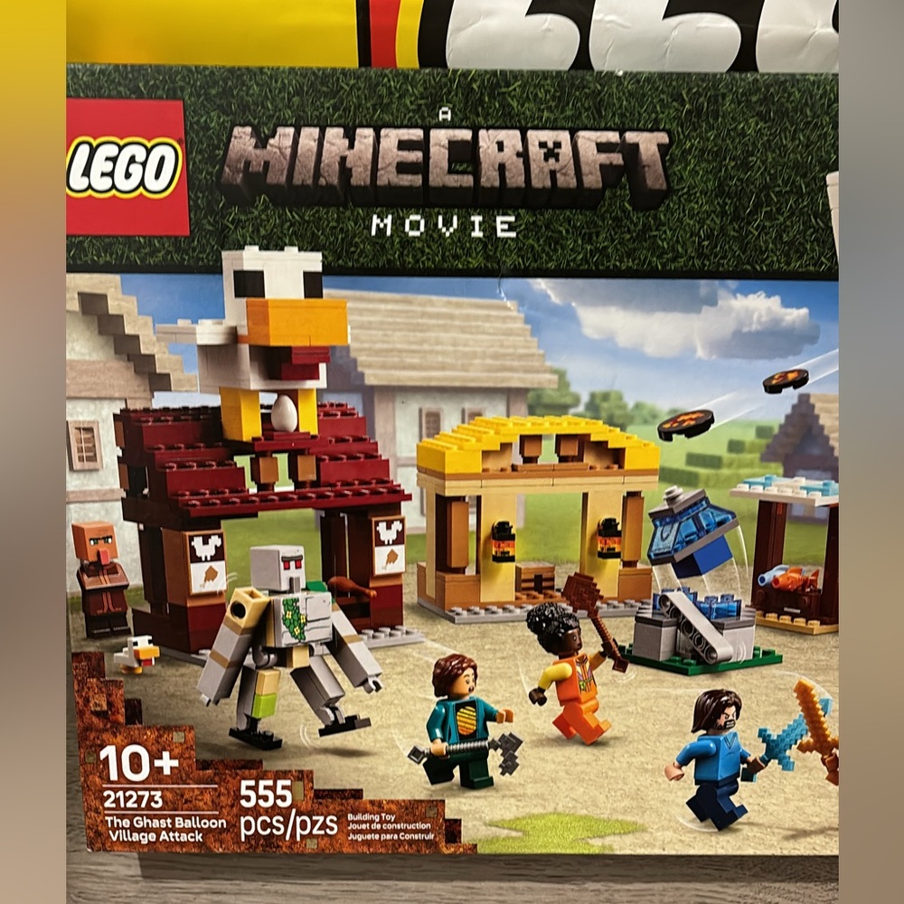LEGO 21273 Minecraft The Ghost Balloon Village Attack